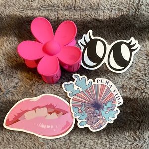 “Preppy/Aesthetic set” Includes x1 flower claw clip. x2 stickers one magnet.